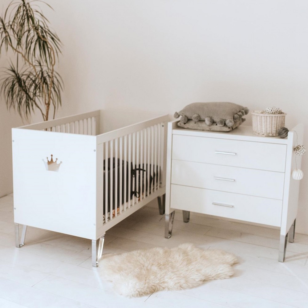 Lit bébé évolutif 120x60 avec sommier réglable et pieds en métal chromé