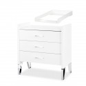 La commode possède 3 tiroirs avec poignées en métal chromé La commode possède 3 tiroirs avec poignées en métal chromé