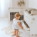 Les tiroirs de la commode sont sur rails coulissants Les tiroirs de la commode sont sur rails coulissants
