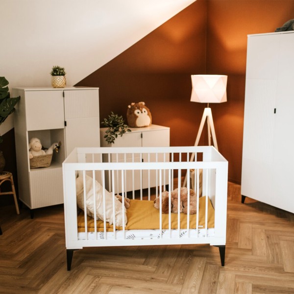 MIA Lit bébé évolutif à barreaux avec sommier réglable