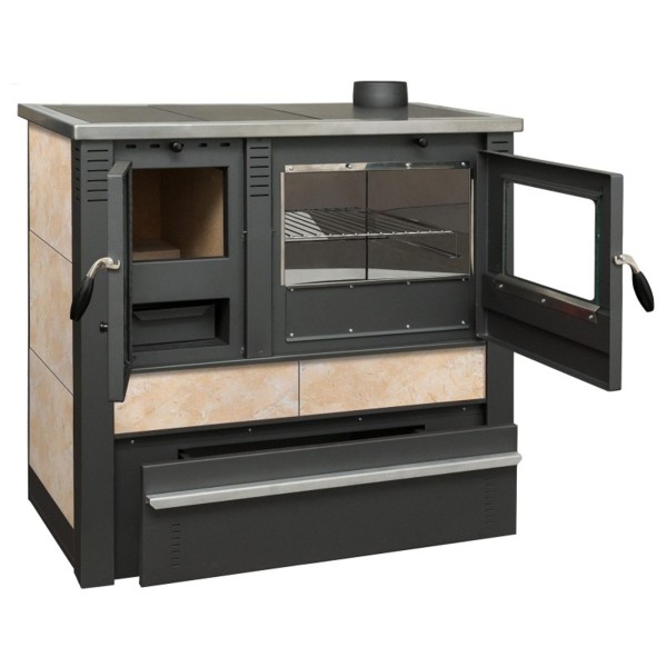 Vue de face d'une cuisinière à bois noire avec des finitions beiges, porte du four ouverte à droite.