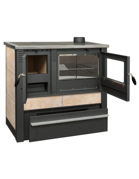 Vue de face d'une cuisinière à bois noire avec des finitions beiges, porte du four ouverte à droite.