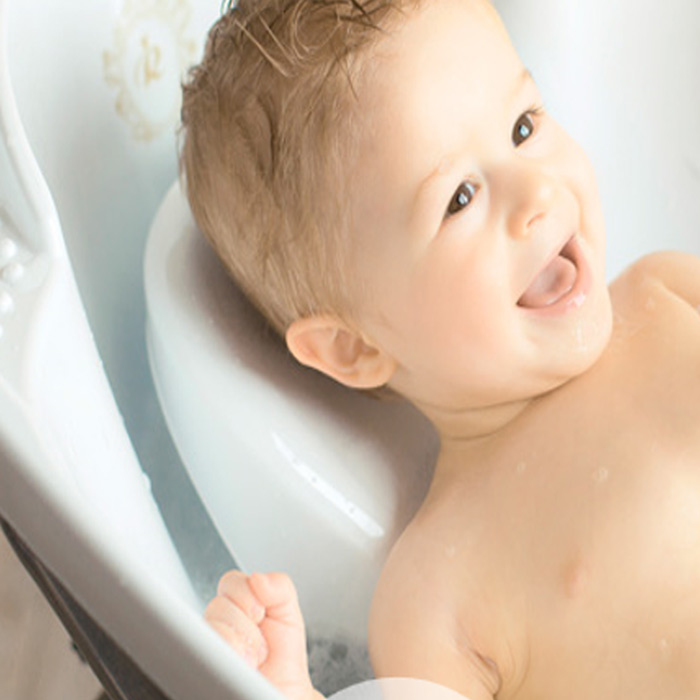 Mise en situation bébé dans le réducteur de bain